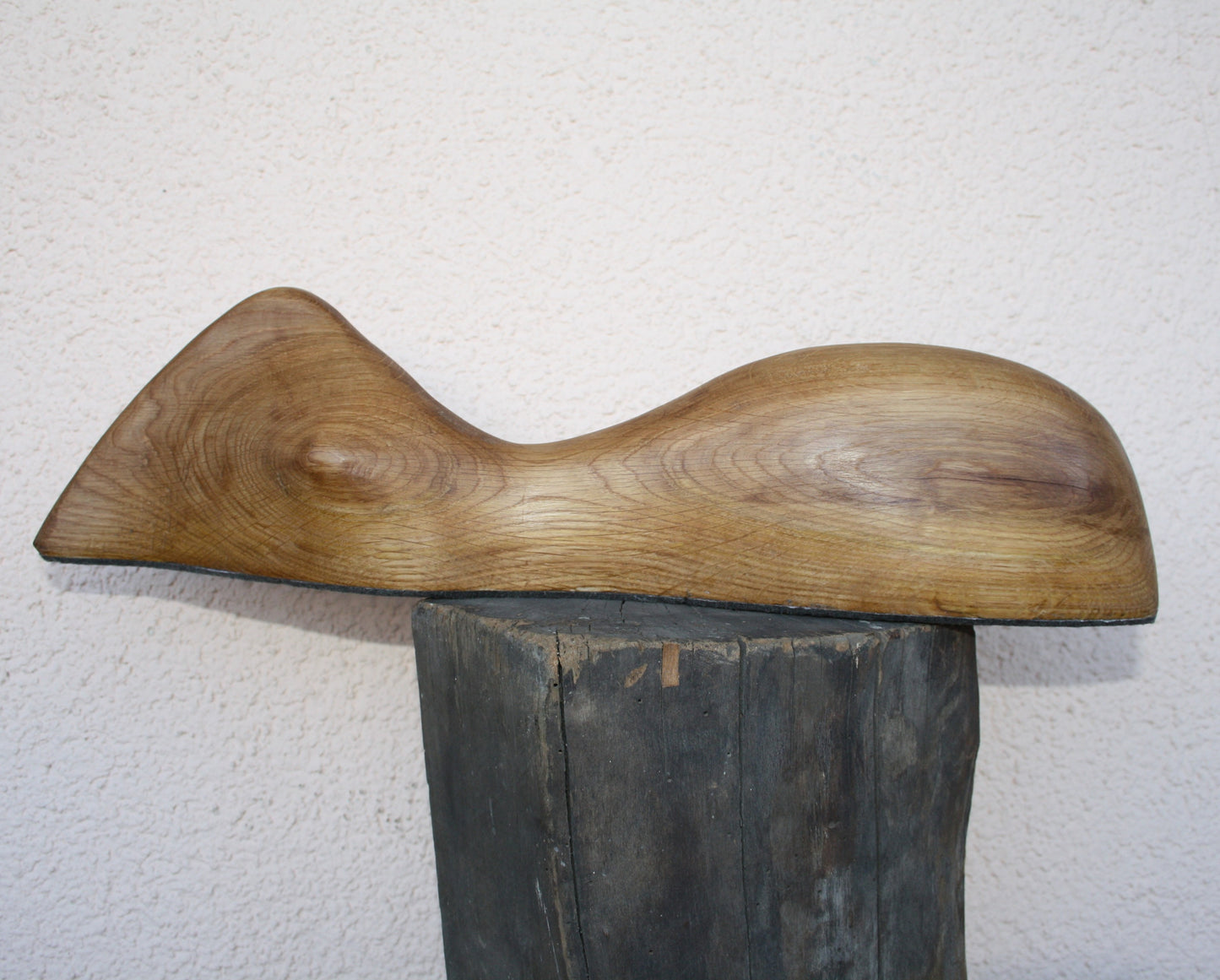 Holzskulptur "Frauenhalbkörper" – Weibliche Form in Perfektion