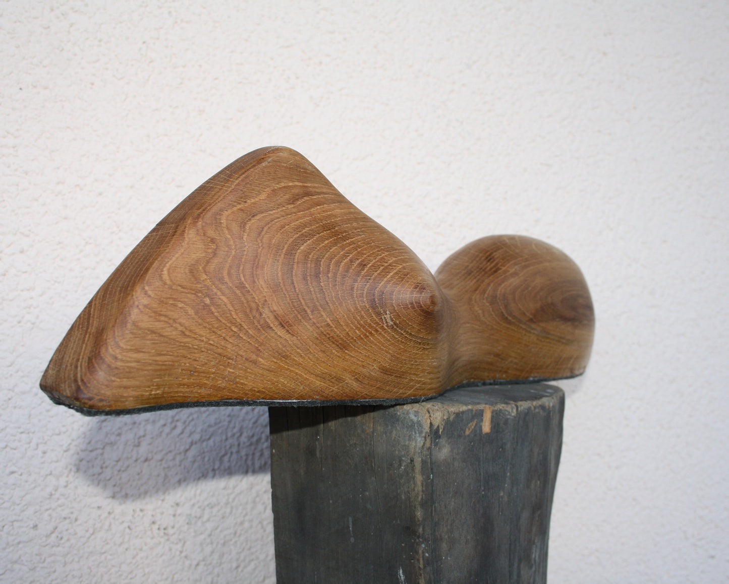Holzskulptur "Frauenhalbkörper" – Weibliche Form in Perfektion