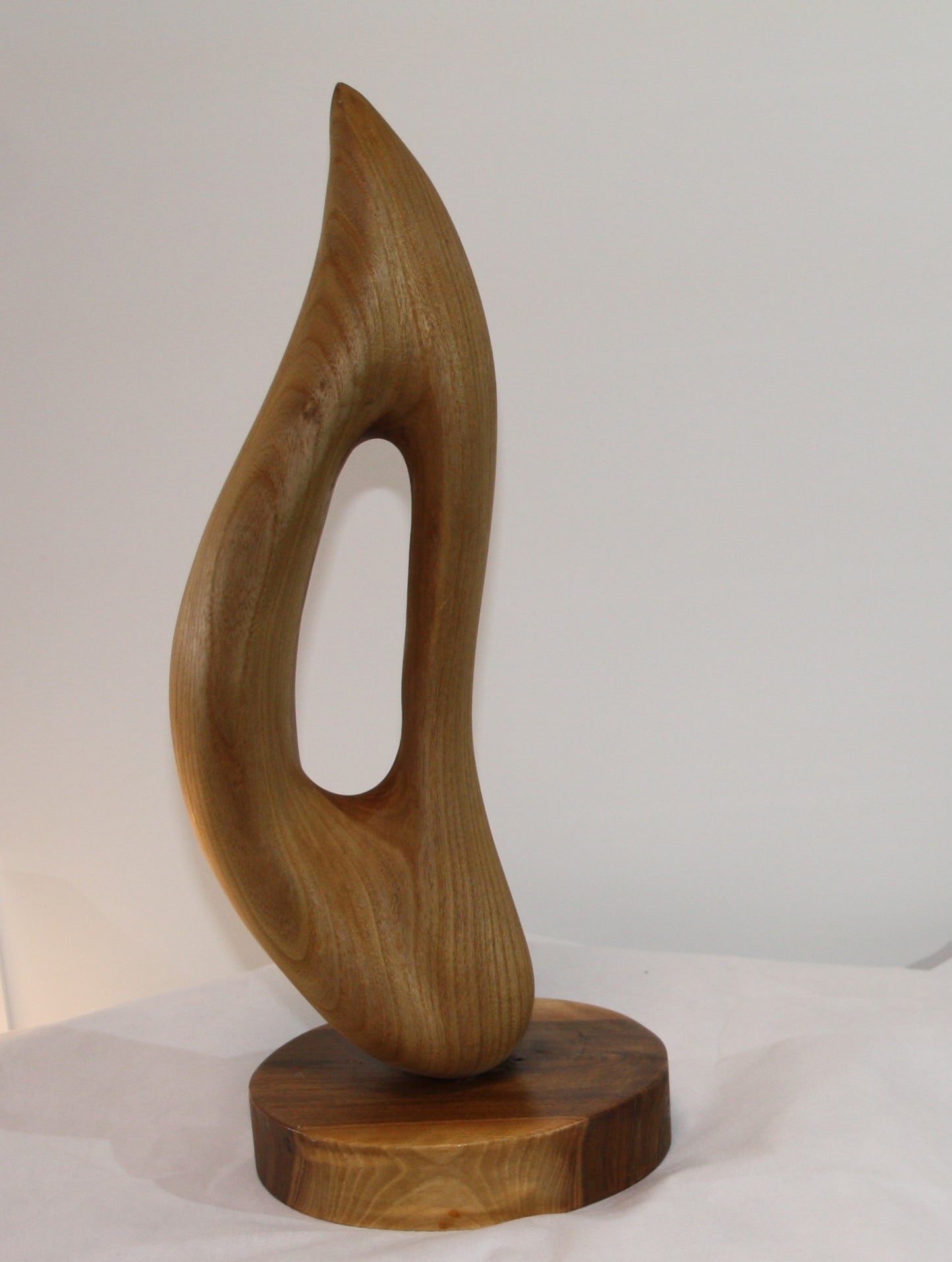 Dynamische Holzskulptur "Flamme" – Feuer und Energie