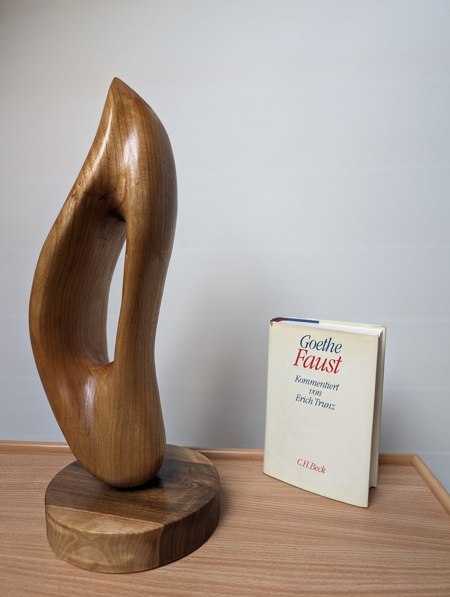 Dynamische Holzskulptur "Flamme" – Feuer und Energie