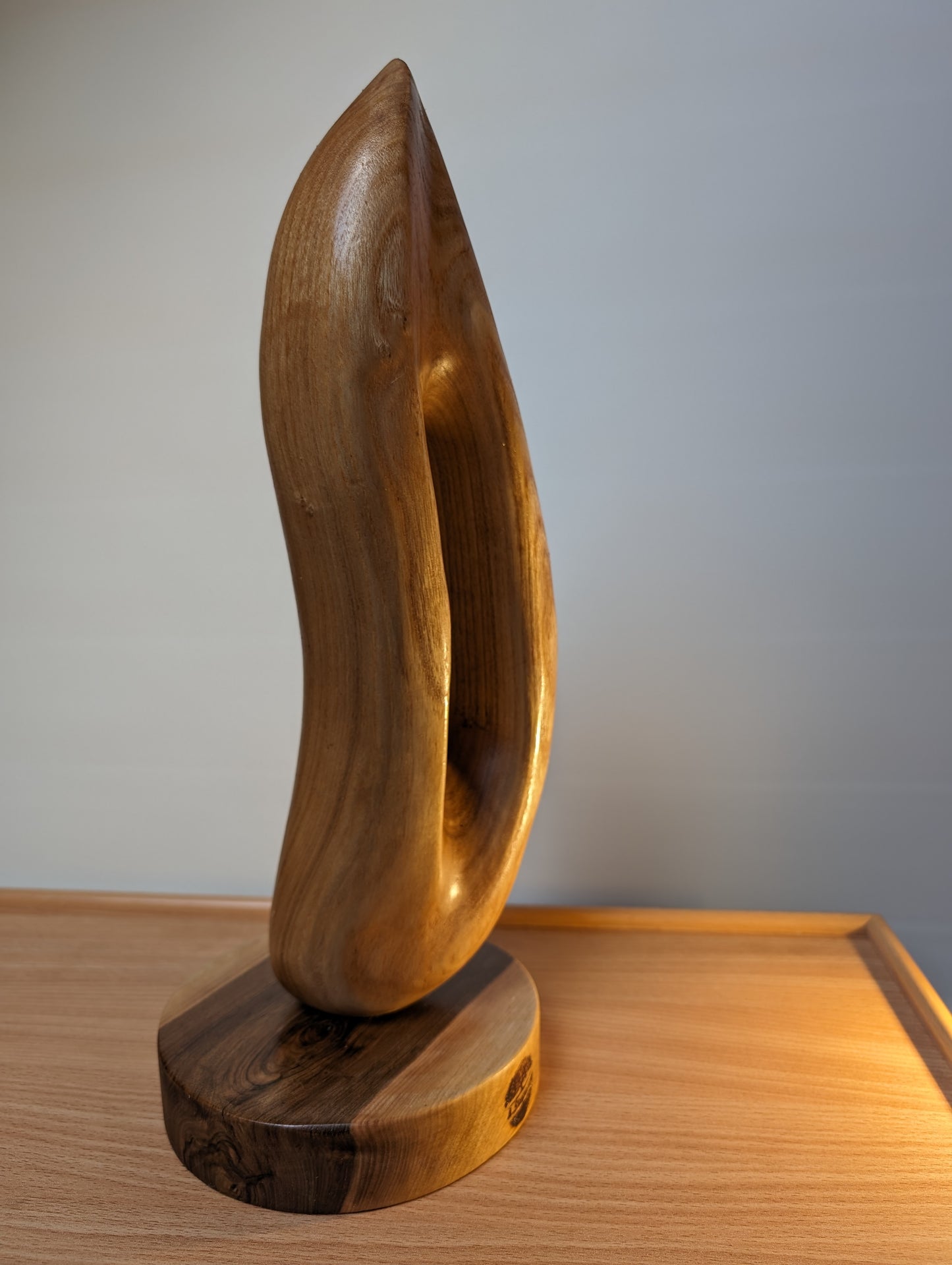 Dynamische Holzskulptur "Flamme" – Feuer und Energie