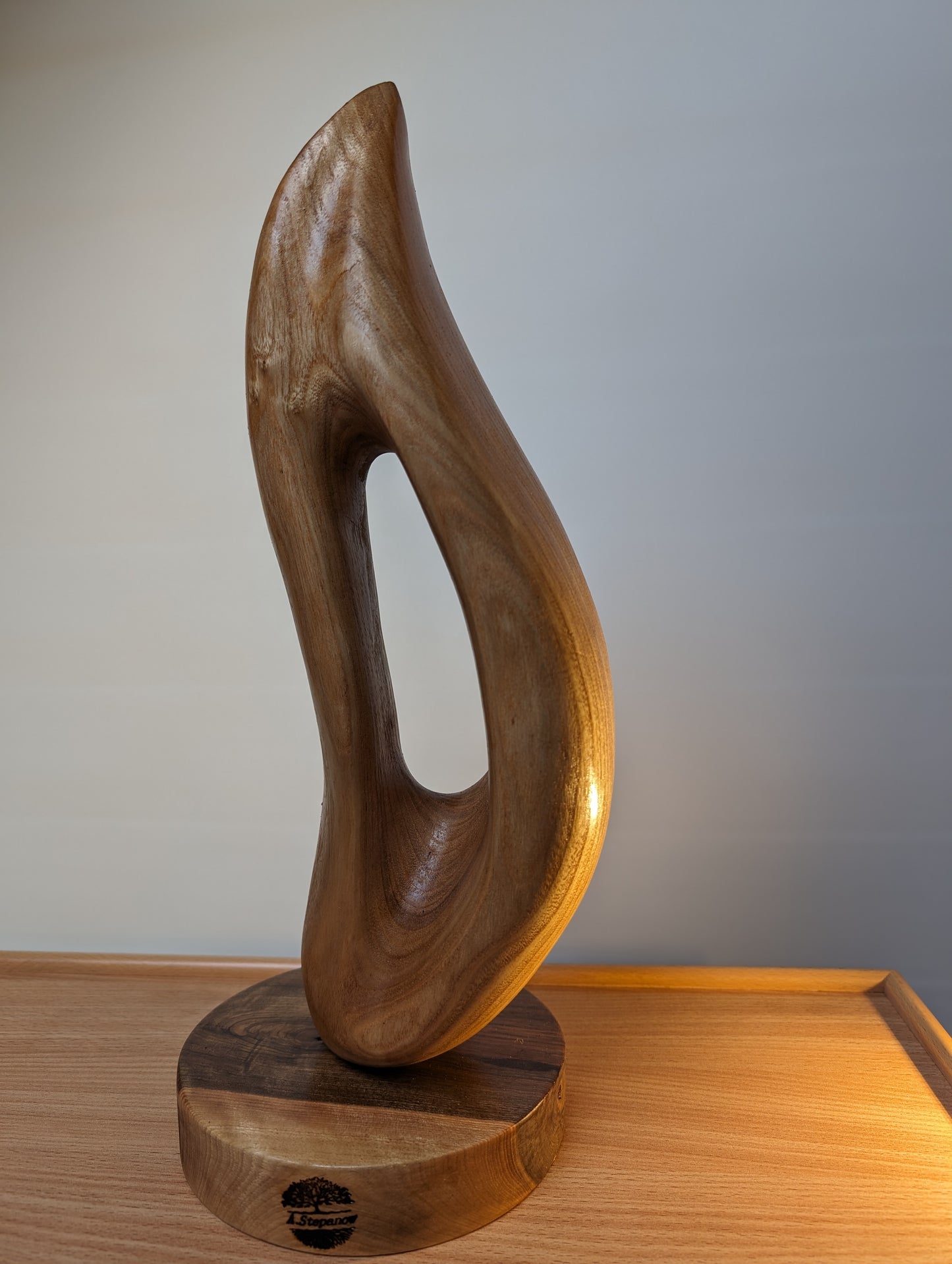 Dynamische Holzskulptur "Flamme" – Feuer und Energie