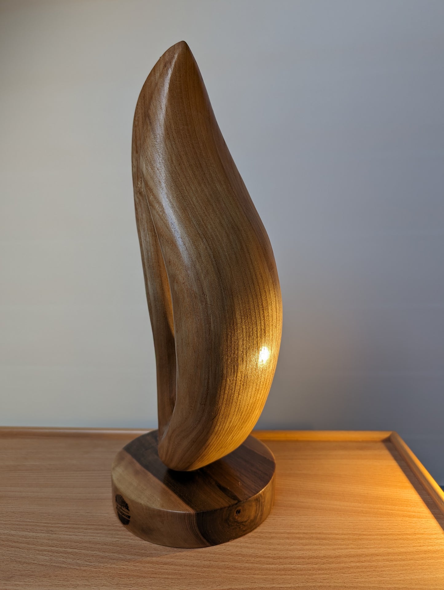 Dynamische Holzskulptur "Flamme" – Feuer und Energie