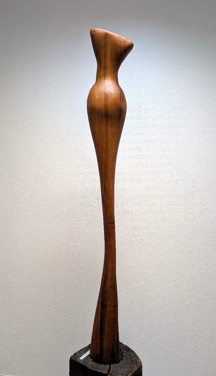 Holzskulptur "Abendkleid" – Wenn Holz zum Stoff wird.