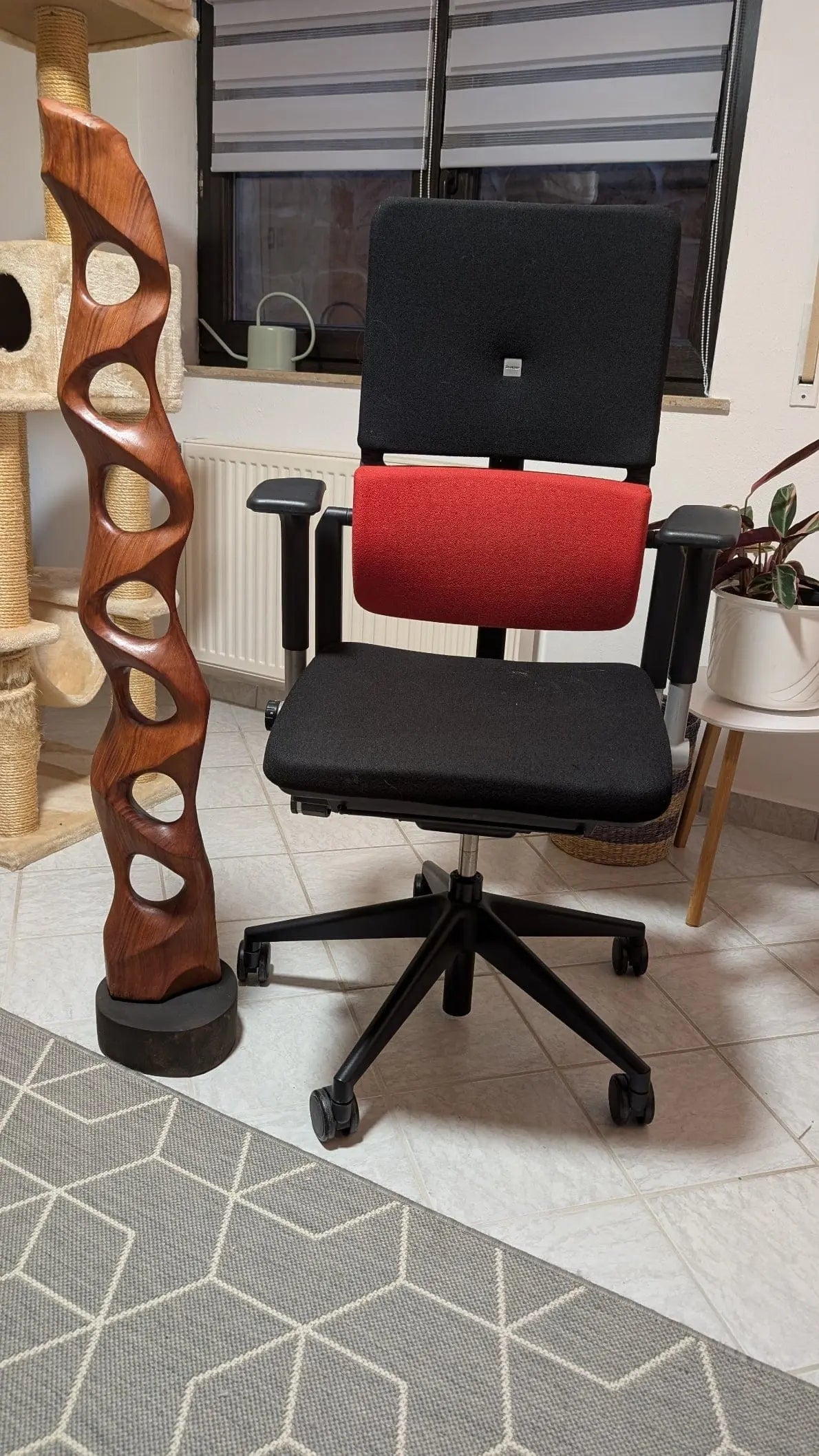 abstrakte Holzskulptur aus Nussbaum