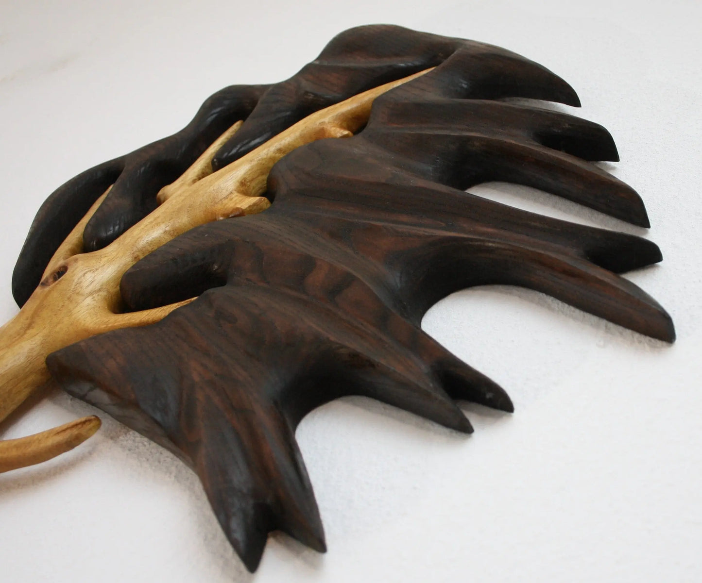 Baum im Wind. Abstrakte Wandskulptur aus Akazie-Roteiche, handgefertigt