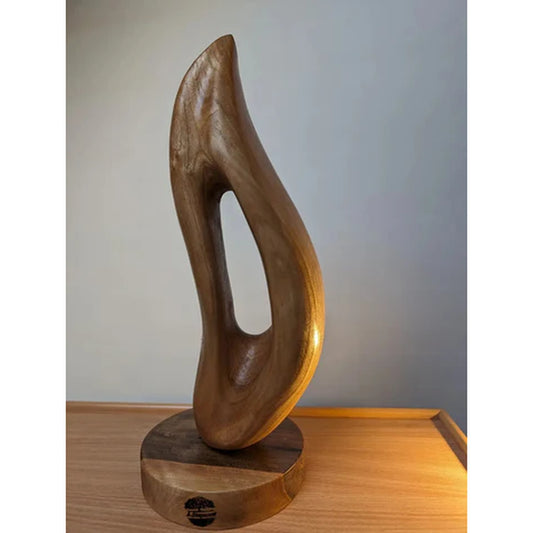 Skulptur Flamme Holz.  Abstrakte Figur Feuer. Moderne Kunst