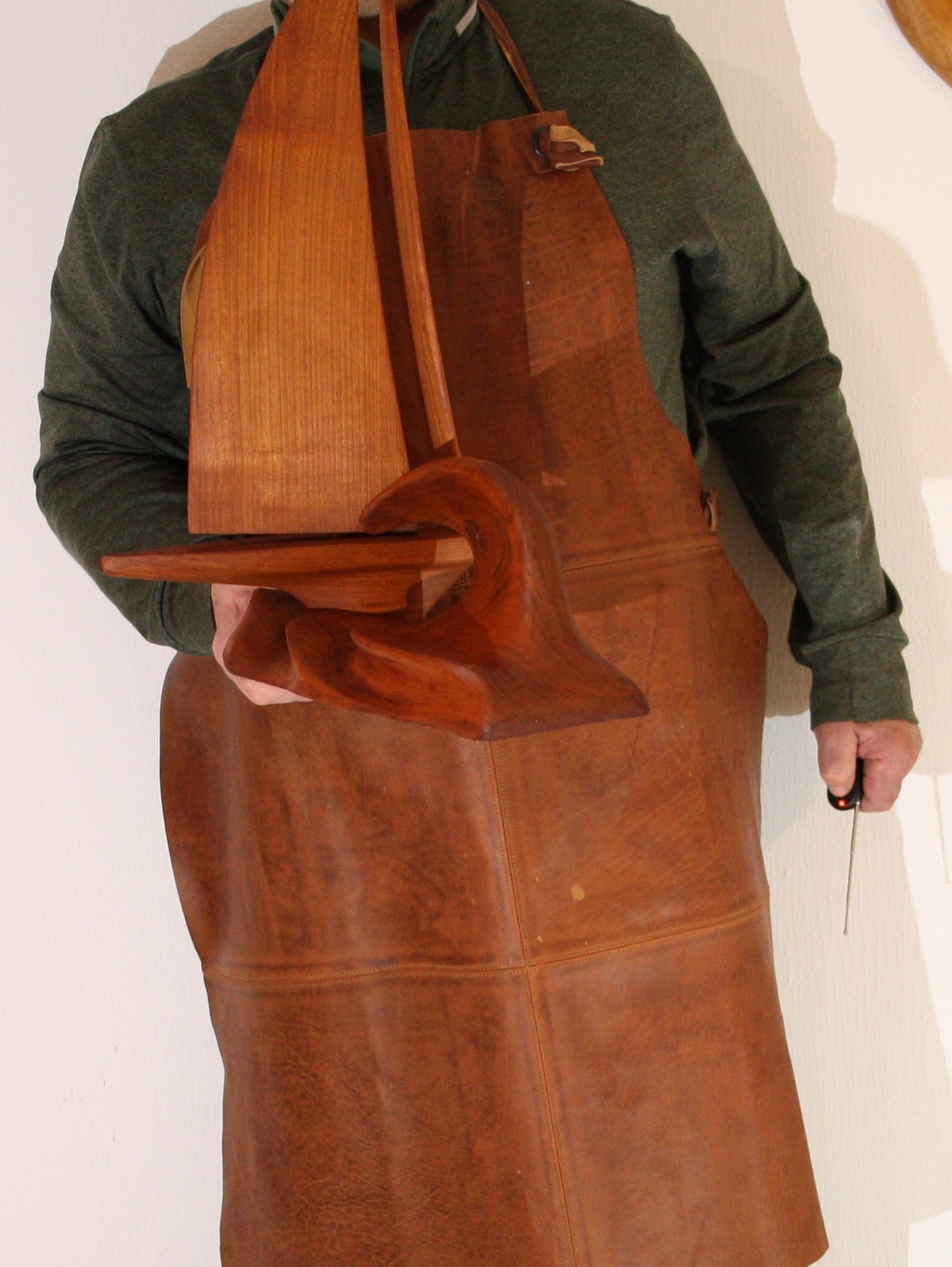 Yacht, Segel. Sturm. Holzskulptur "Yacht" – Eleganz auf den Wellen