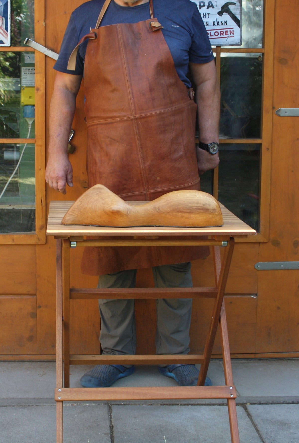 Skulptur Frauenhalbkörper Liegend. Abstrakte Figur Holz. Moderne Kunst