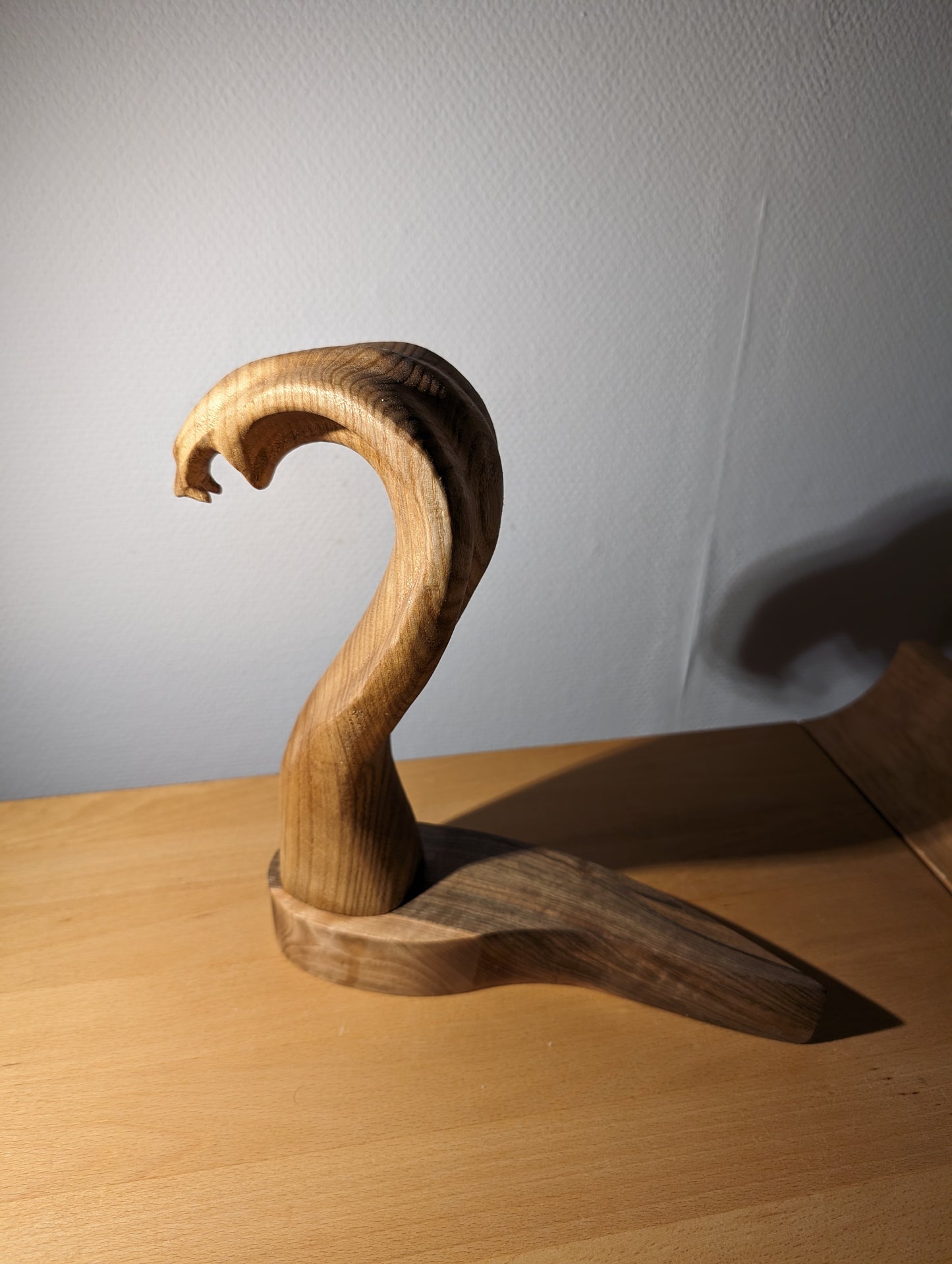 Kobra. Eine abstrakte Figur aus Holz. Holzskulptur,  Skulpturen aus Holz, Wohnzimmer Dekor aus Holz,  Dekoration aus Holz, Holzkunst