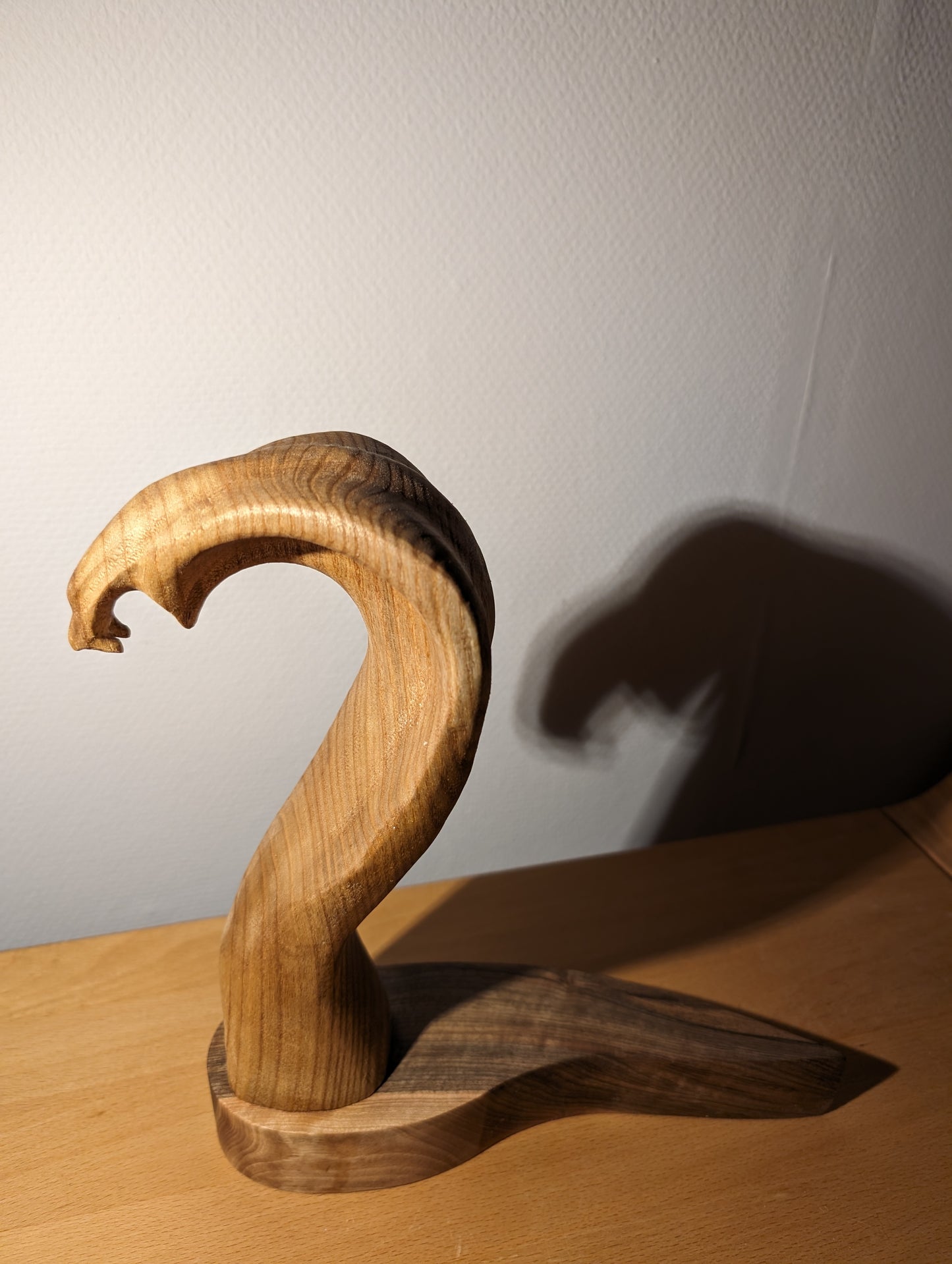 Kobra. Eine abstrakte Figur aus Holz. Holzskulptur,  Skulpturen aus Holz, Wohnzimmer Dekor aus Holz,  Dekoration aus Holz, Holzkunst