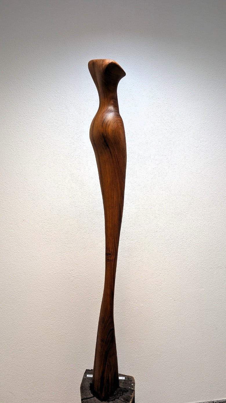 Holzskulptur "Abendkleid" –  Wenn Holz zum Stoff wird.
