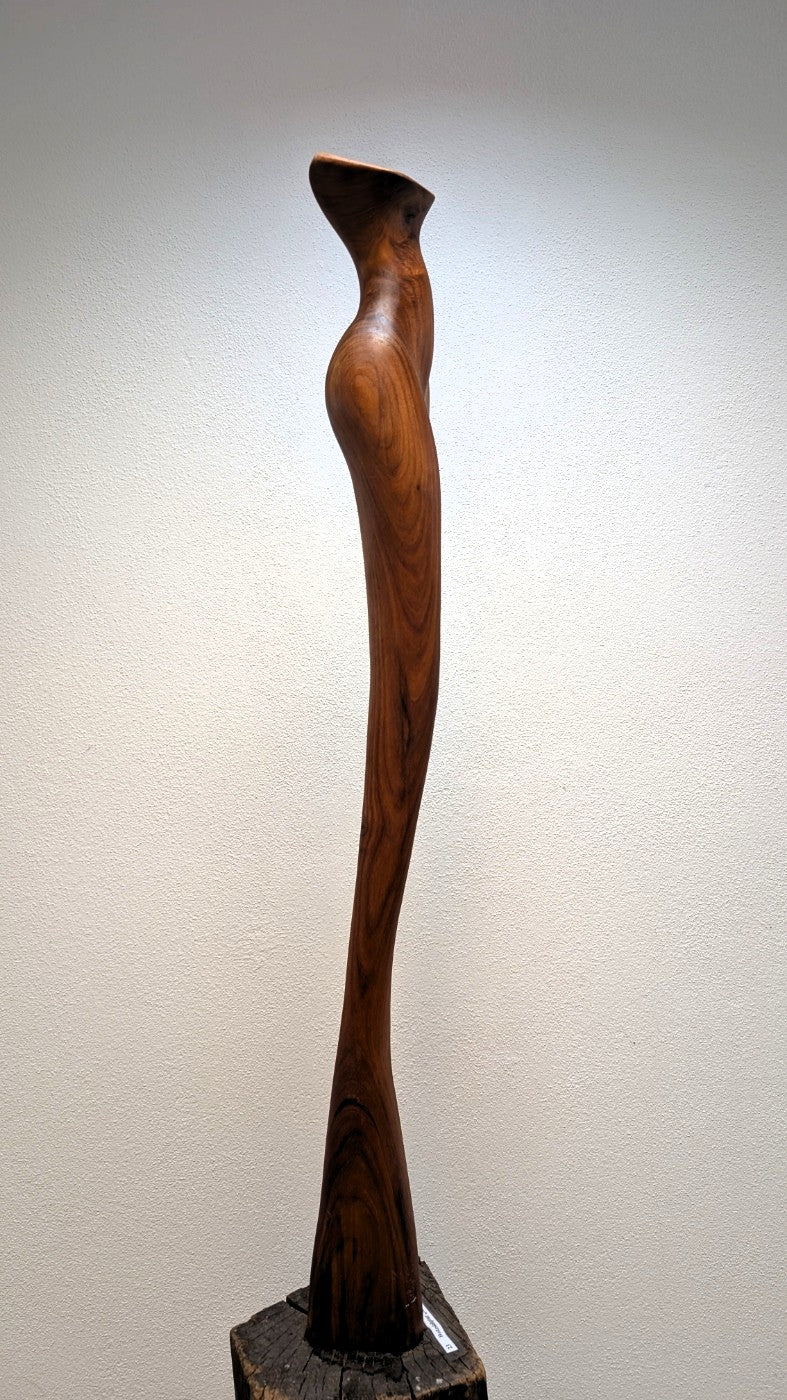 Holzskulptur "Abendkleid" –  Wenn Holz zum Stoff wird.