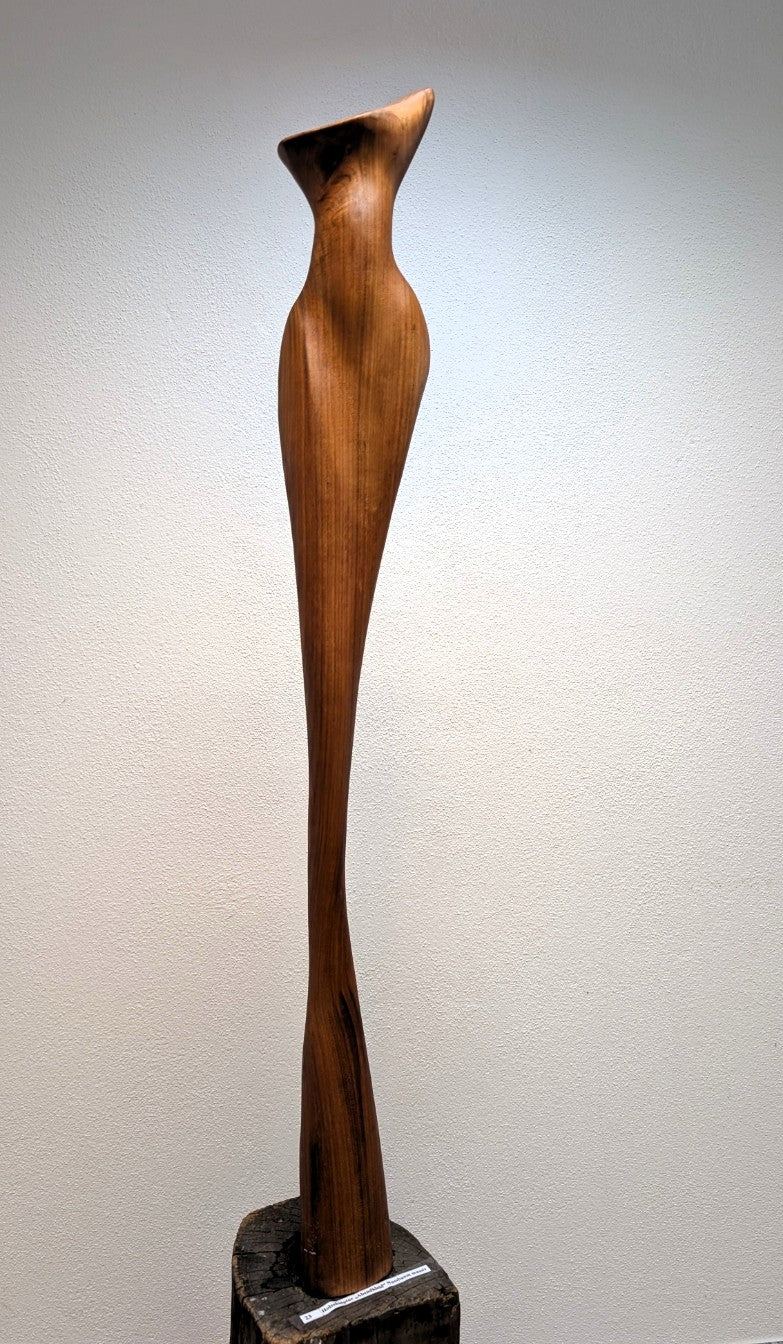 Abstrakte Holzskulptur Abendkleid aus amerikanischem Nussbaum, 115 cm hoch, 
zeigt fließende vertikale Linien die an Stofffalten erinnern, handgefertigt 
von Alexander Stepanow