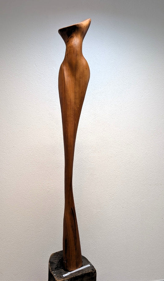 Abstrakte Holzskulptur Abendkleid aus amerikanischem Nussbaum, 115 cm hoch, 
zeigt fließende vertikale Linien die an Stofffalten erinnern, handgefertigt 
von Alexander Stepanow