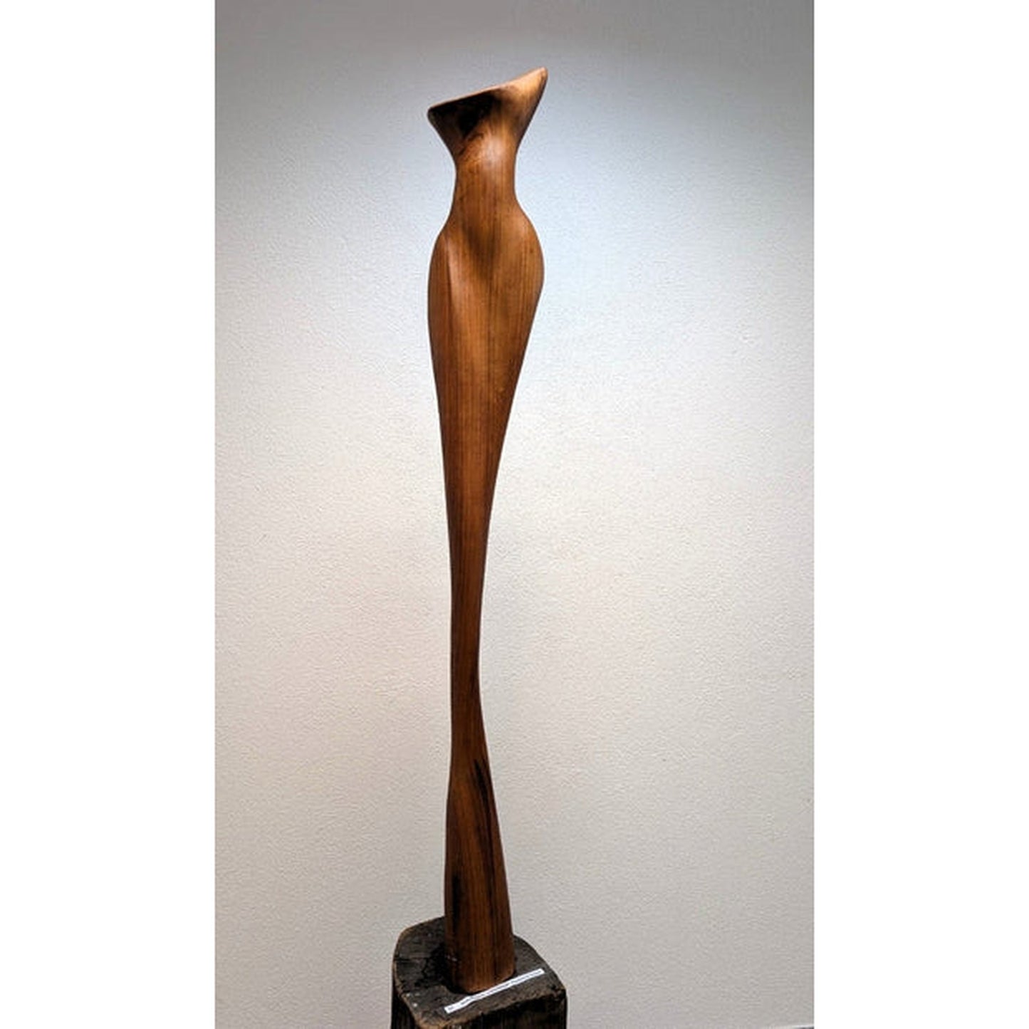 Skulptur Abendkleid amerikanischer Nussbaum. Abstrakte Frauenfigur Holz. Moderne Kunst