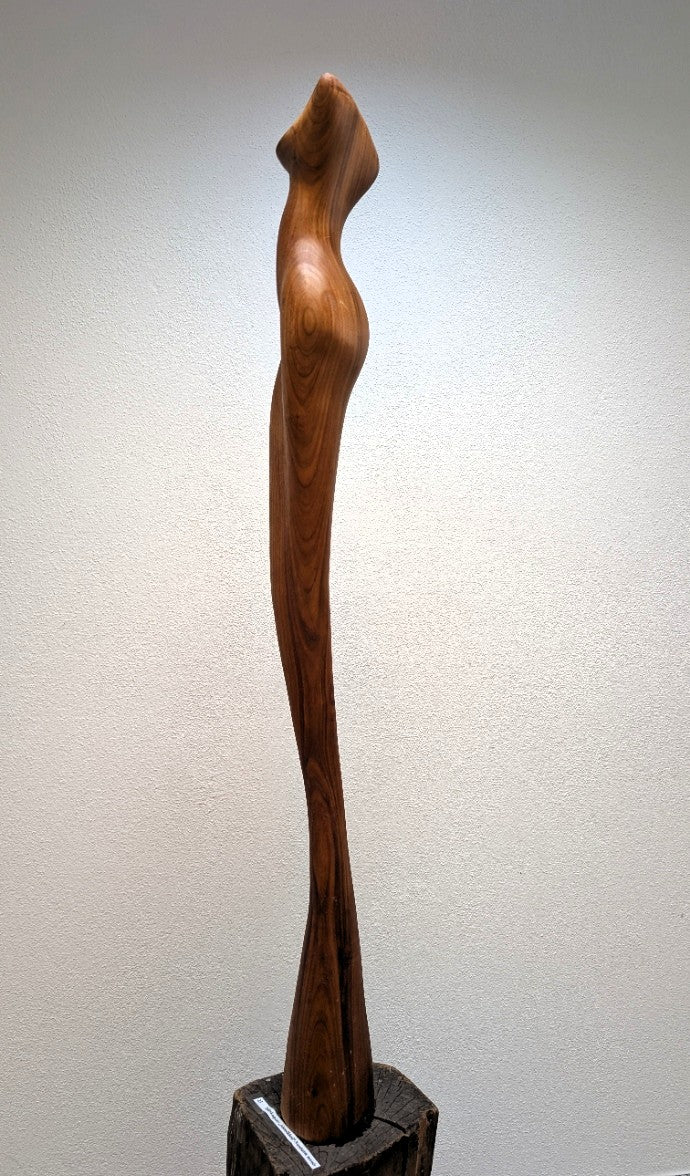 Holzskulptur "Abendkleid" –  Wenn Holz zum Stoff wird.