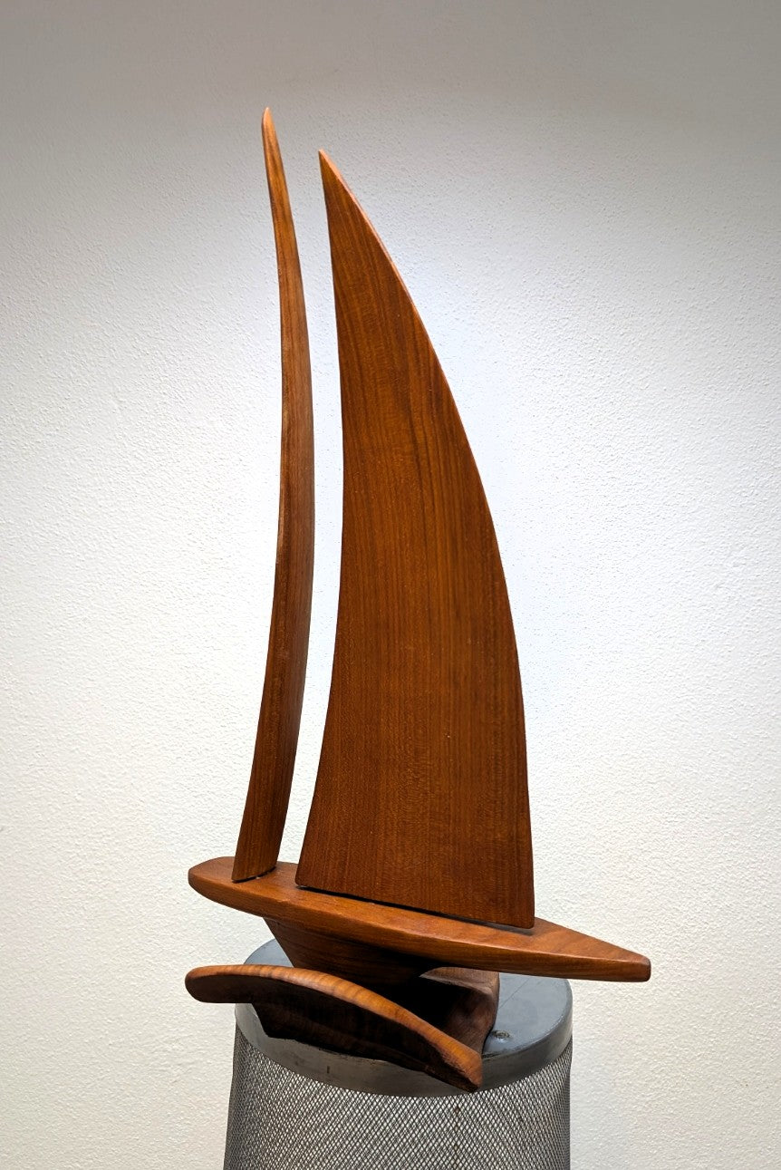 Yacht, Segel. Sturm. Holzskulptur "Yacht" – Eleganz auf den Wellen