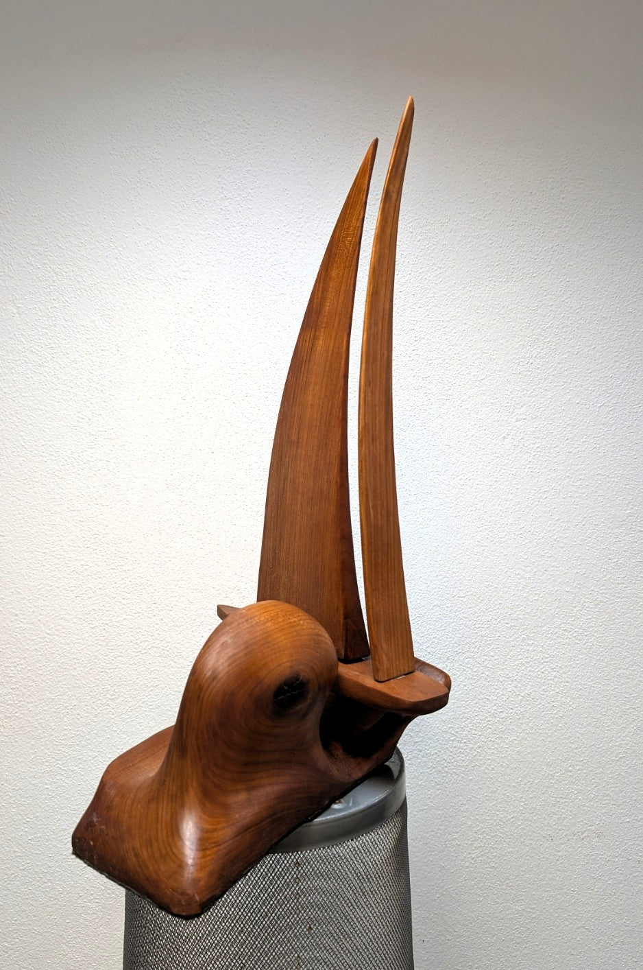 Yacht, Segel. Sturm. Holzskulptur "Yacht" – Eleganz auf den Wellen