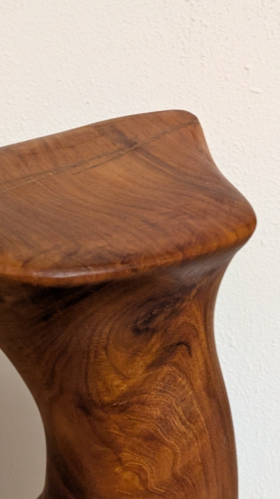 Holzskulptur "Abendkleid" –  Wenn Holz zum Stoff wird.