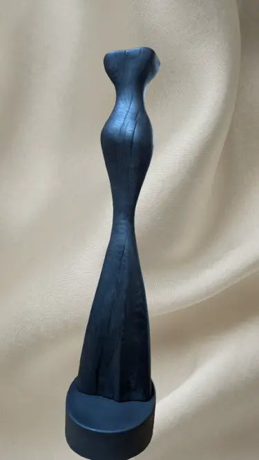 bstrakte Holzskulptur Abendkleid aus Eiche geflammt und geölt, zeigt fließende vertikale Linien die an Stofffalten erinnern, handgefertigt 