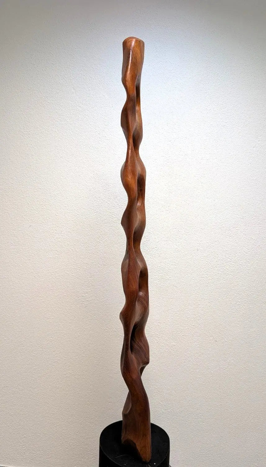 abstrakte Holzskulptur aus Nussbaum