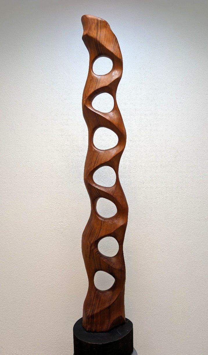 abstrakte Holzskulptur aus Nussbaum