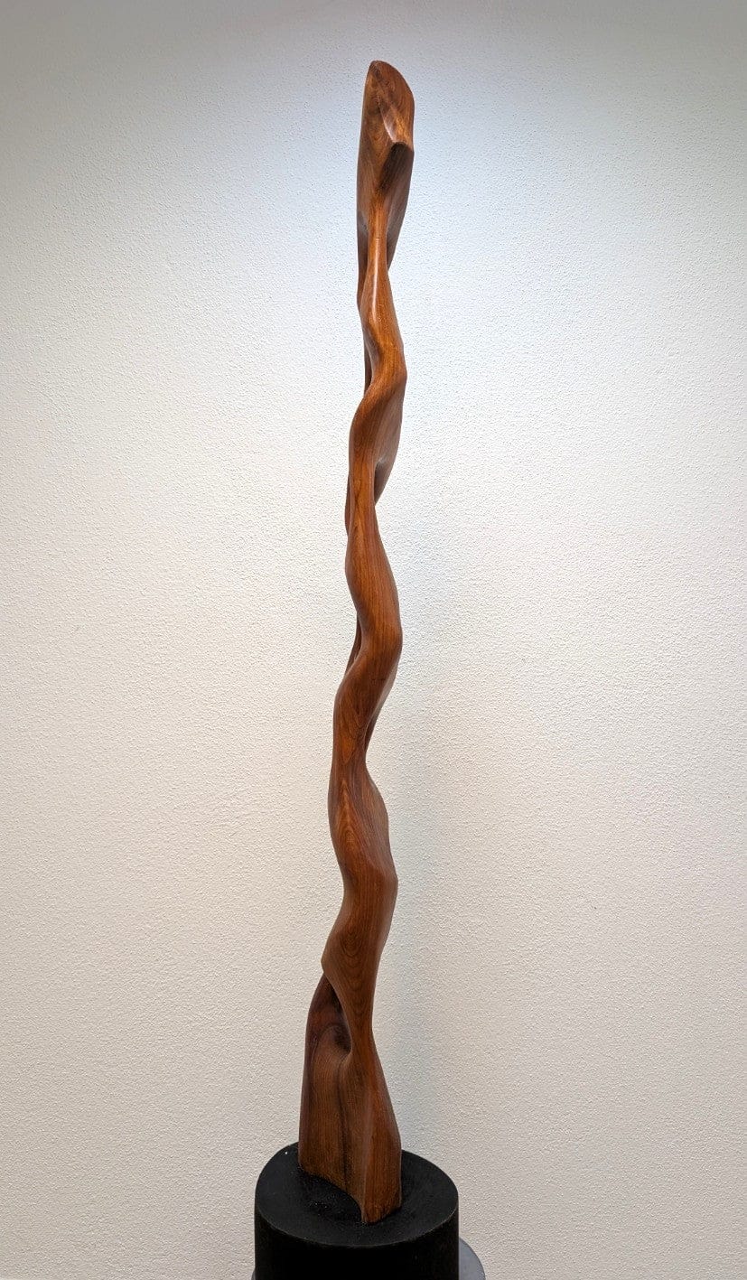 abstrakte Holzskulptur aus Nussbaum
