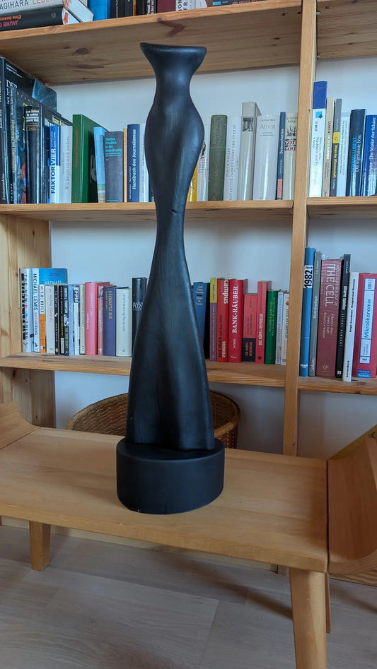 Abstrakte Holzskulptur Abendkleid aus Eiche geflammt und geölt, zeigt fließende vertikale Linien die an Stofffalten erinnern, handgefertigt 