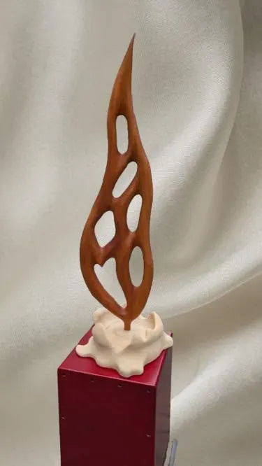 Skulptur Flamme, geschmolzene Kerze Abstrakte Feuerfigur Modern, Dynamische Holzkunst Handgefertigt, Wohnzimmer Deko, Einzigartiges Design