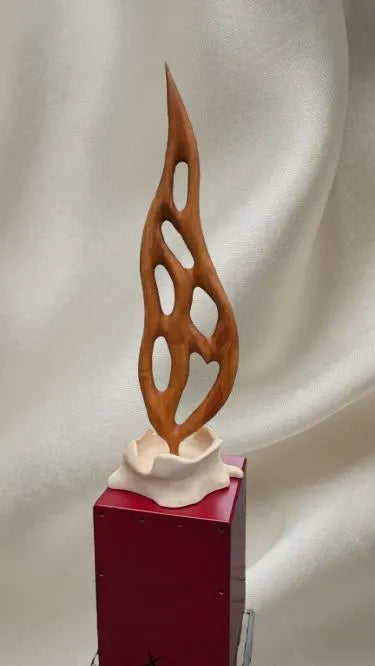 Skulptur Flamme, geschmolzene Kerze Abstrakte Feuerfigur Modern, Dynamische Holzkunst Handgefertigt, Wohnzimmer Deko, Einzigartiges Design
