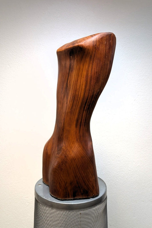 Frauenkörper Gestaltwandler Holzskulptur Nussbaum optische Täuschung abstrakt