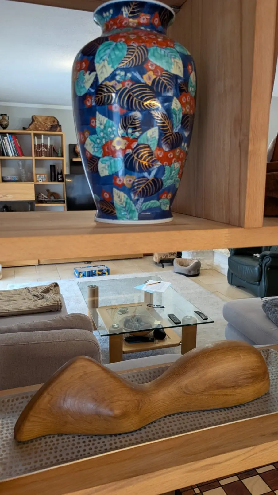 Liegende Holzskulptur Frauenkörper abstrakt handgeschnitzt