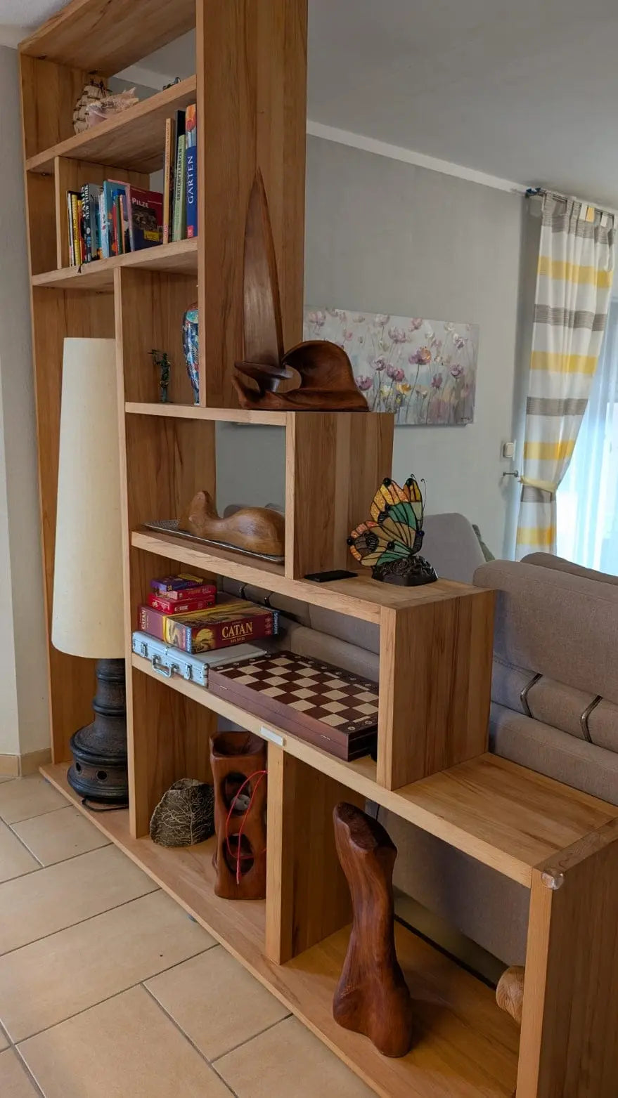 Liegende Holzskulptur Frauenkörper abstrakt handgeschnitzt