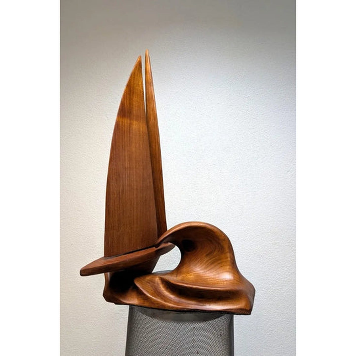 Yacht im Sturm. Segelboot Holzskulptur. Maritime Wanddeko